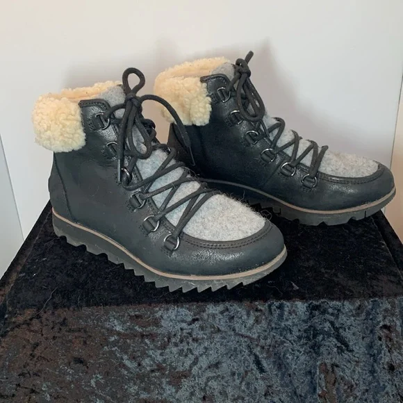 Sorel boots - Picture 2 of 5